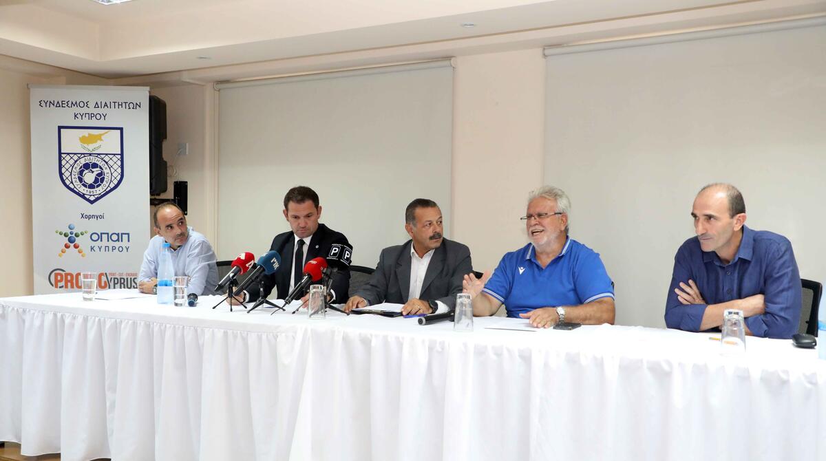 ΠΑΣΠ-Διαιτητές και Προπονητές σε μία κοινή γραμμή (φωτογραφίες) thumb