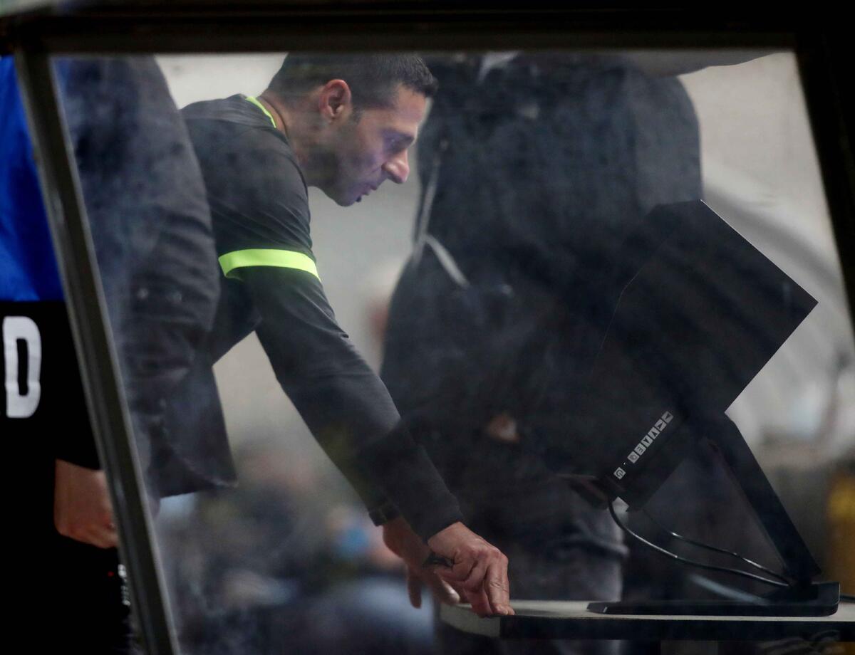 Πέναλτι αρχικά, αναίρεσε την απόφαση του στη συνέχεια thumb