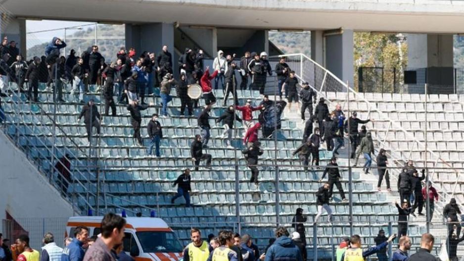 Εικόνες ντροπής: Πεδίο μάχης, πιάστηκαν στα χέρια οι οπαδοί! (Βίντεο) thumb