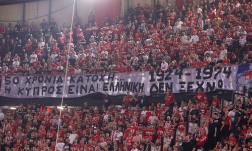 Πανό για την Κύπρο από τους φίλους του Ολυμπιακού! thumb