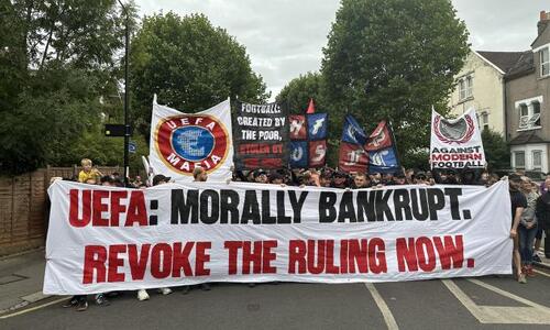 Πορεία οπαδών της Κρίσταλ Πάλας κατά UEFA και… Μαρινάκη! thumb