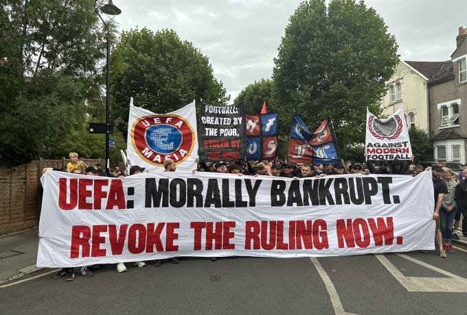 Πορεία οπαδών της Κρίσταλ Πάλας κατά UEFA και… Μαρινάκη! thumb