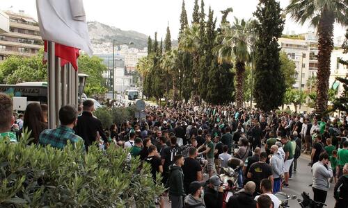 Παναθηναϊκός: Αποθέωση από χιλιάδες οπαδούς έξω από το ξενοδοχείο thumb