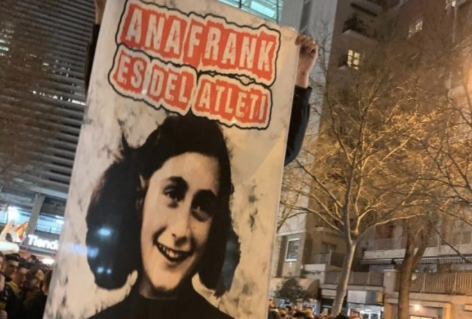 Ρατσιστικό πανό των ultras, προκάλεσε αντιδράσεις! (ΦΩΤΟ) thumb
