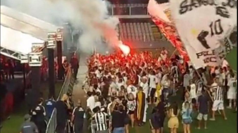 Αποχαιρέτησαν τον Πελέ με συνθήματα και καπνογόνα! (ΒΙΝΤΕΟ) thumb