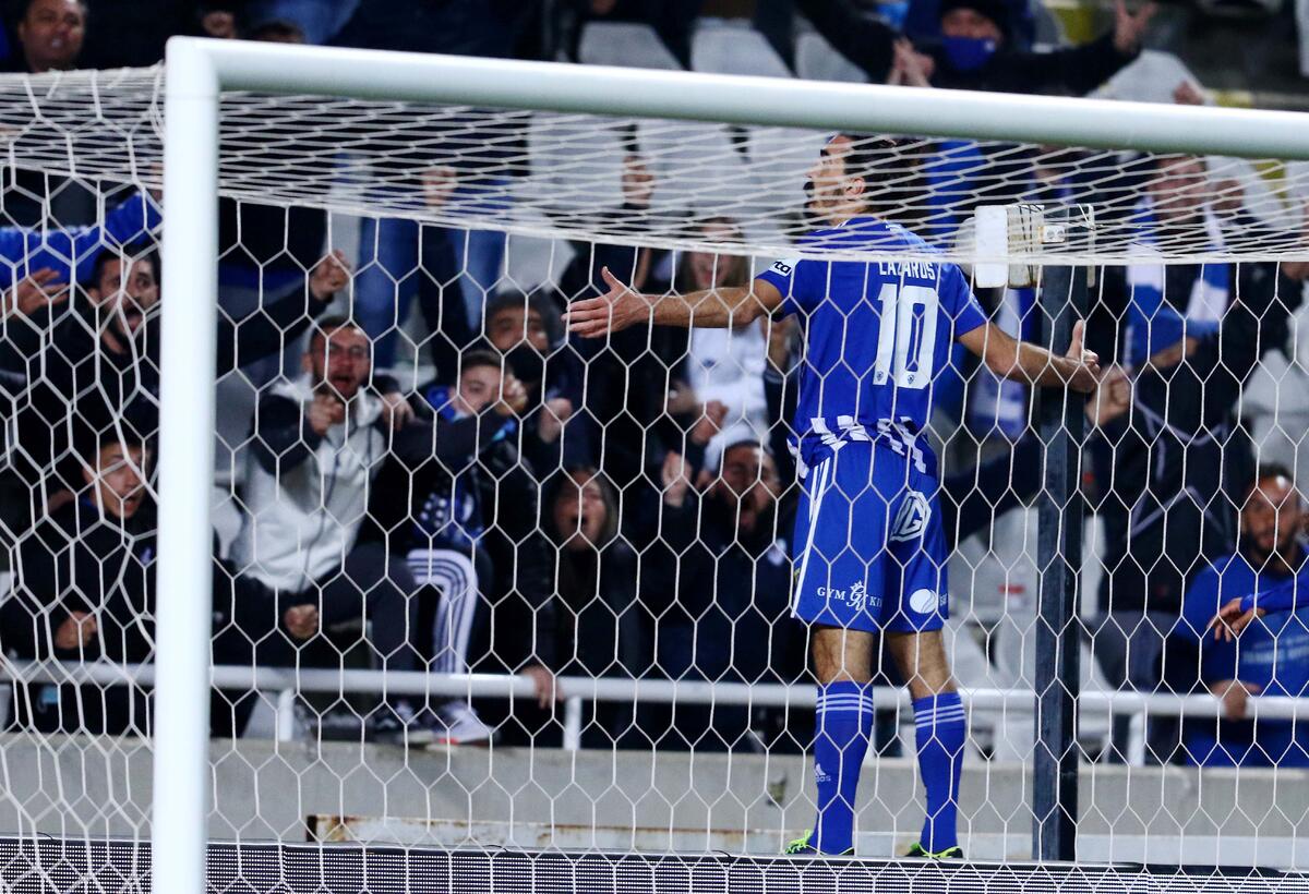 Ανέβηκε στις ταμπέλες (Pics) thumb