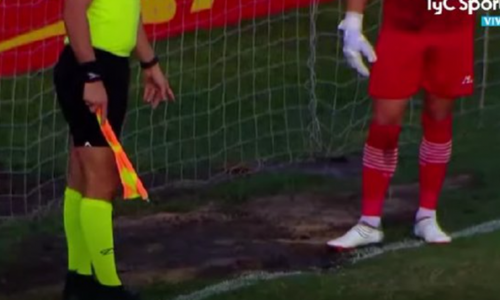 Απίστευτο σκηνικό: Γέμισαν με χώμα τρύπα στην γραμμή της εστίας (pic) thumb