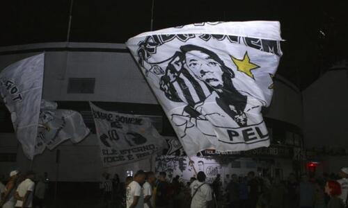 Ανείπωτη θλίψη: Κοσμοσυρροή έξω από το γήπεδο της Σάντος (ΦΩΤΟΣ) thumb
