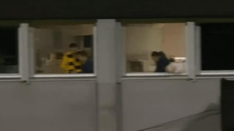 Απίθανο: Η στιγμή που ο Σάκα στέλνει την μπάλα σε διαμέρισμα δίπλα από το γήπεδο! (Βίντεο) thumb