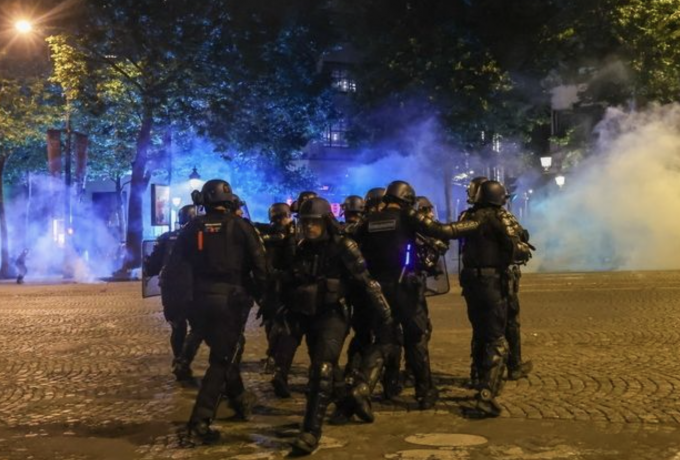 Χάος στο Παρίσι: Αστυνομικός νοσηλεύεται σε κώμα - Χτυπήθηκε από φωτοβολίδα thumb