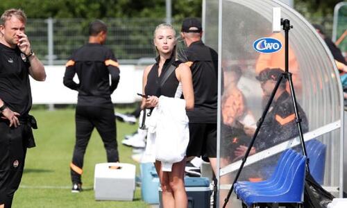 Η υπεύθυνη των social media έκοψε... ανάσες! (pics) thumb