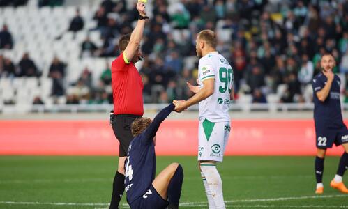 «Έδειχνε να έχει και περιττά κιλά ο διαιτητής - Τα έκανε θάλασσα ο Μενέλαος» thumb
