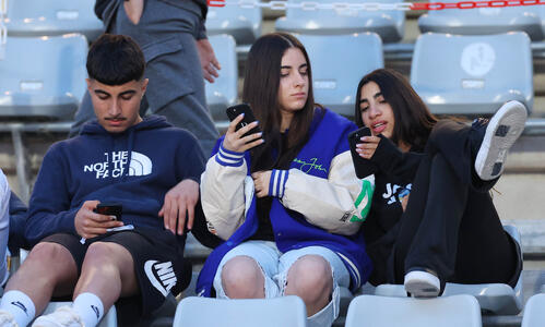 Δίπλα στην ομάδα τους thumb