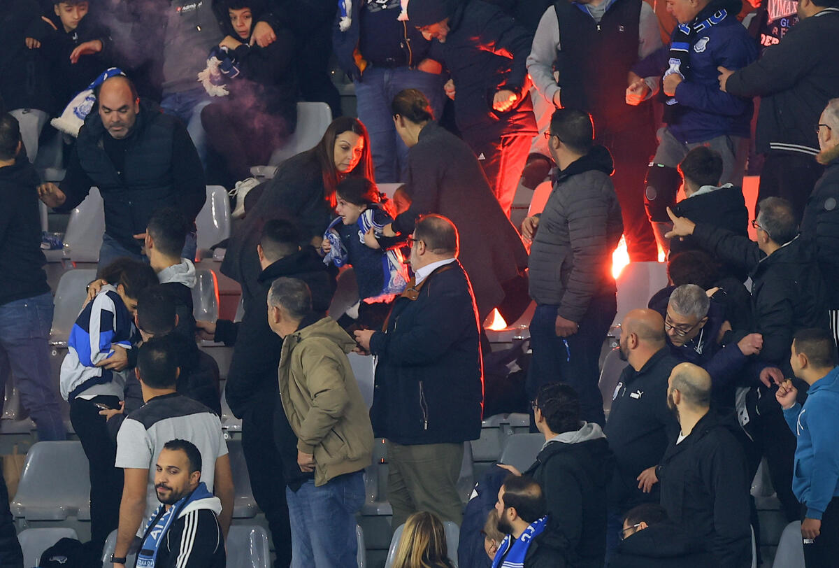 Έπεσε δίπλα από μικρό κοριτσάκι η φωτοβολίδα! thumb