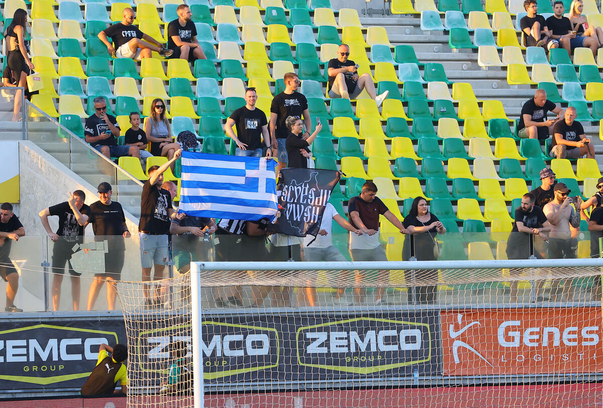 Οπαδοί Παρτίζαν / Σήκωσαν Ελληνική σημαία thumb