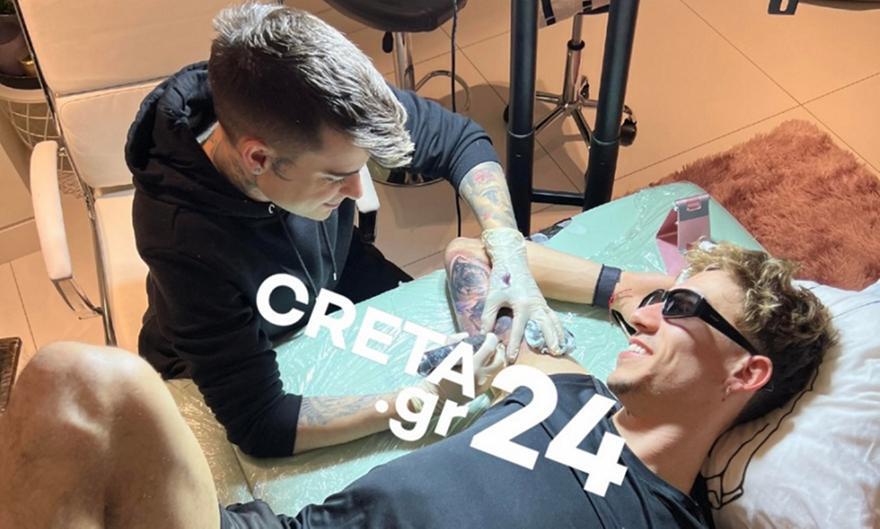 Ηρακλειώτης tattoo artist ταξίδεψε στο Λίβερπουλ για να κάνει τατουάζ στον Τσιμίκα! thumb