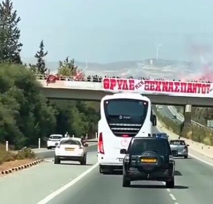 Υποδοχή στον αυτοκινητόδρομο για την αποστολή του Ολυμπιακού (video) thumb