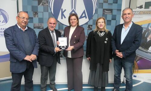 Αναμνηστικό δώρο ΚΟΑ προς την ΥΠΑΝ για την αγαστή συνεργασία thumb