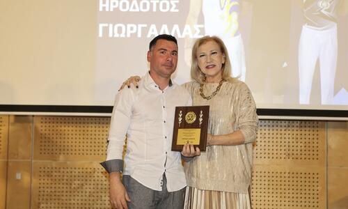 Στις βραβεύσεις της Κυπριακής Ομοσπονδίας Γυμναστικής η Κ.Χατζηιωσήφ thumb