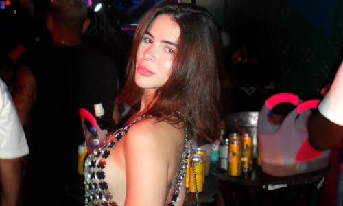Ποια είναι η 25χρονη Τίφανι Μπαρσέλος που εθεάθη στο πλευρό του Ρομάριο thumb
