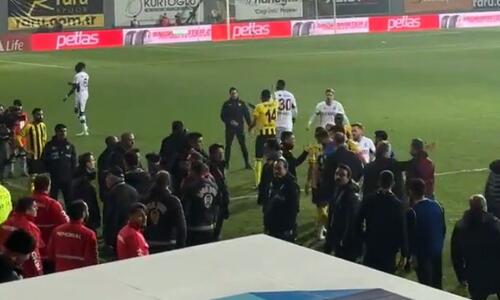 Χαμός στην Τουρκία: Ομάδα σηκώστηκε και έφυγε από το γήπεδο παραπονούμενη για τη διαιτησία (βίντεο) thumb