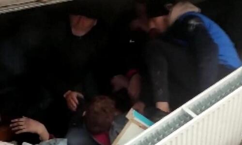 Βίντεο: Προπονητής ανασύρει από τα συντρίμμια τους νεαρούς παίκτες thumb