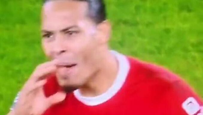 Φαν Ντάικ στον διαιτητή: «Τα έχεις πιει;» (vid) thumb