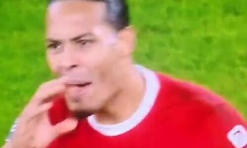 Φαν Ντάικ στον διαιτητή: «Τα έχεις πιει;» (vid) thumb