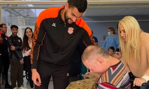 ΒΙΝΤΕΟ: Έδειξε το κοινωνικό της πρόσωπο η Καρμιώτισσα thumb