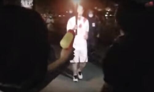 Προσπάθησε με νεροπίστολο να σβήσει την Ολυμπιακή φλόγα thumb