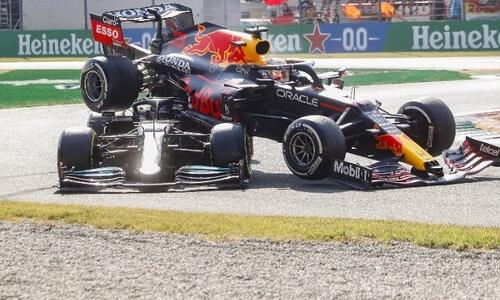 Η Red Bull κατηγορεί τη Mercedes για υπερβολή στον τραυματισμό του Χάμιλτον thumb